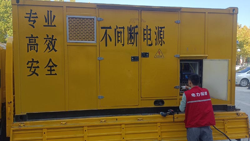 良庆柴油发电机组和UPS电源配合使用时，如何避免切换过程中的电力中断？